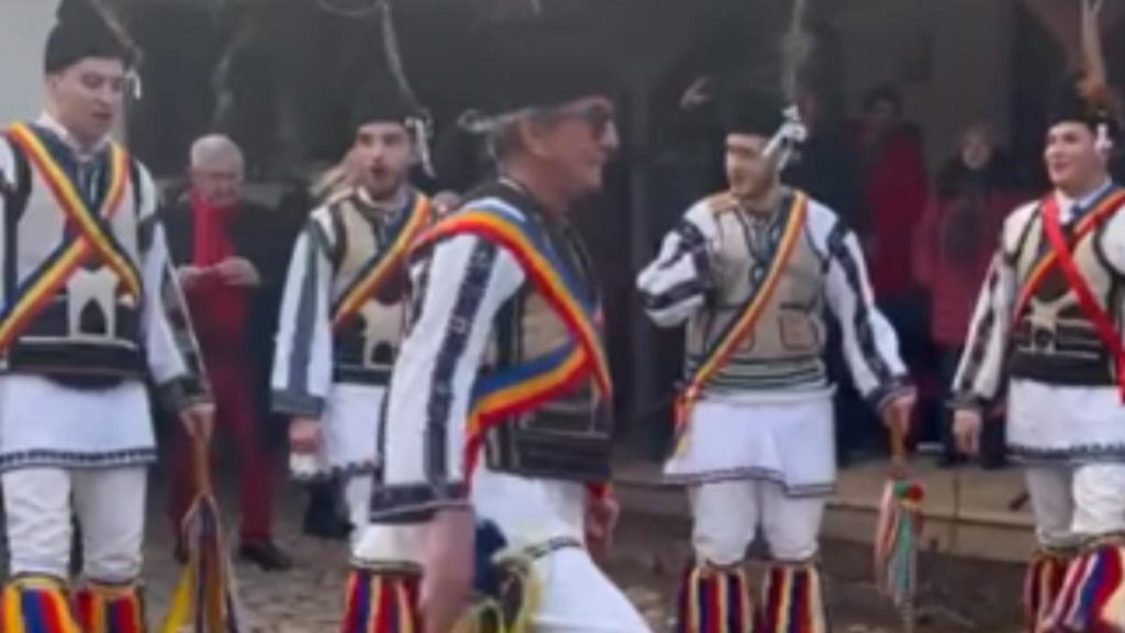 Dorel Sandesc managerul Spitalului Timisoara a dansat cu calusarii