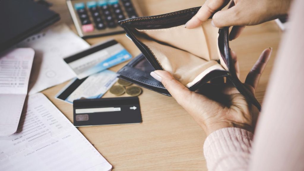 2025 anul scumpirilor si salariilor inghetate cu un singur avantaj cresterea salariului minim
