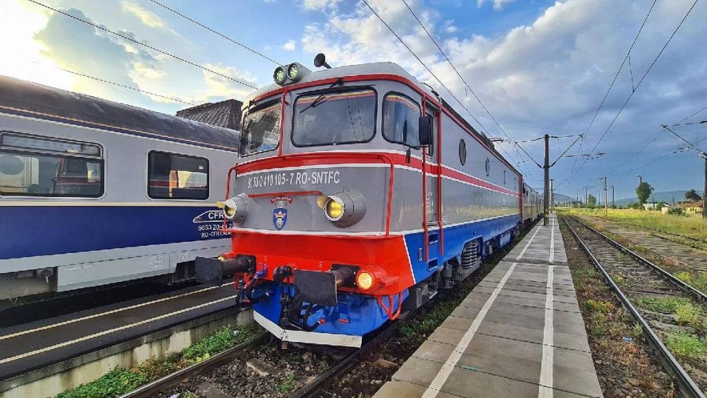 Accident feroviar intre Costisa si Buhusi Masina lovita de tren patru raniti