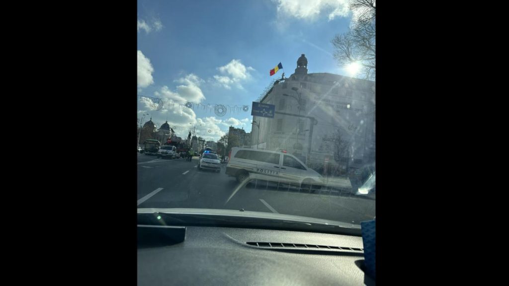 Barbat a blocat traficul urcand pe cladirea Universitatii