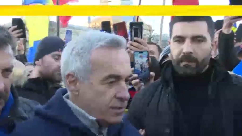 Calin Georgescu mesaj din Piata Victoriei Nu putem sta in genunchi