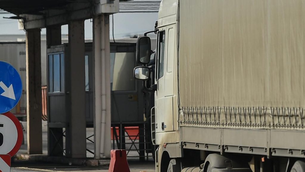 De maine romanii trec vama fara controale
