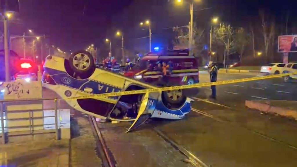 Masina de politie in misiune lovita si rasturnata
