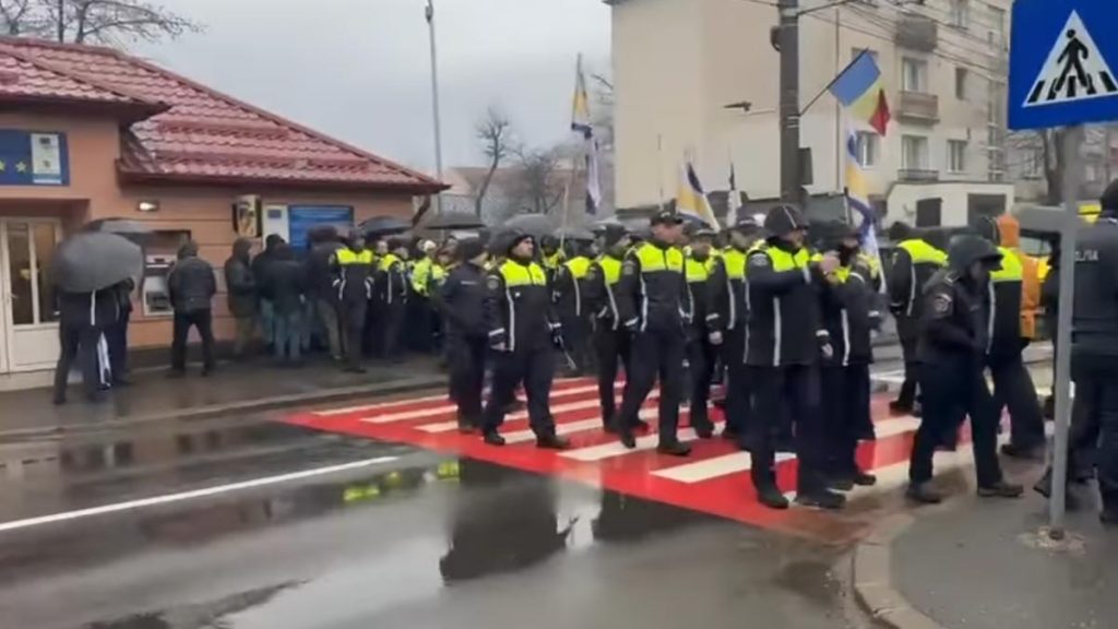 Politistii protesteaza pierd 2000 lei ameninta cu refuzul muncii suplimentare si la alegeri