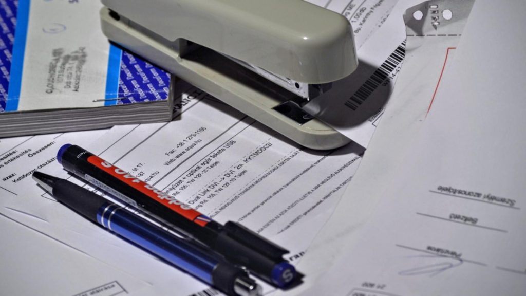 Romanii sunt sfatuiti sa consulte ANRE pentru oferte