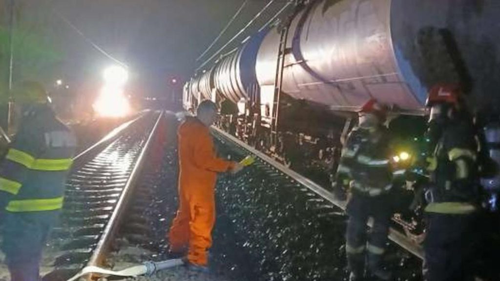 Scurgeri de benzina din vagon cisterna in Gara Albesti