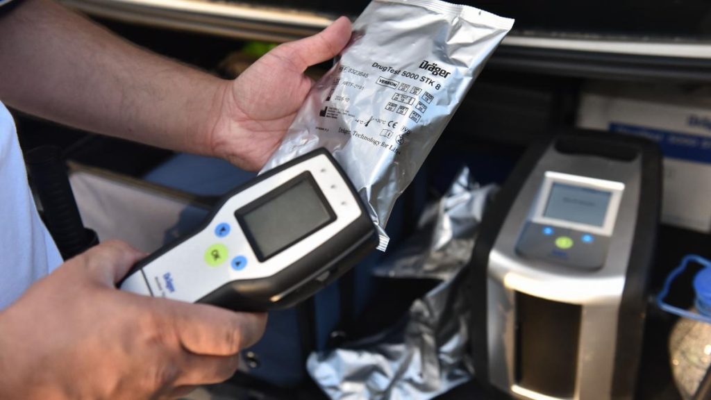 Sofer a lovit politistul cu aparatul drugtest