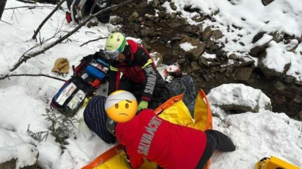 Un turist a murit dupa saritul cu snowmobilul in albia paraului Azuga