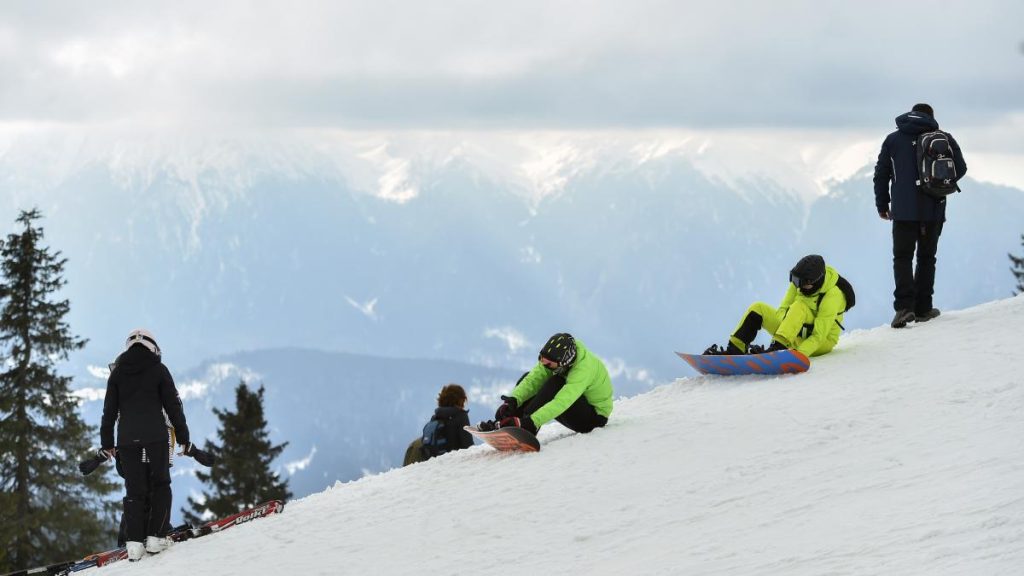 Zapada artificiala pe partii din Poiana Brasov turistii sfatuiti sa schieze prudent