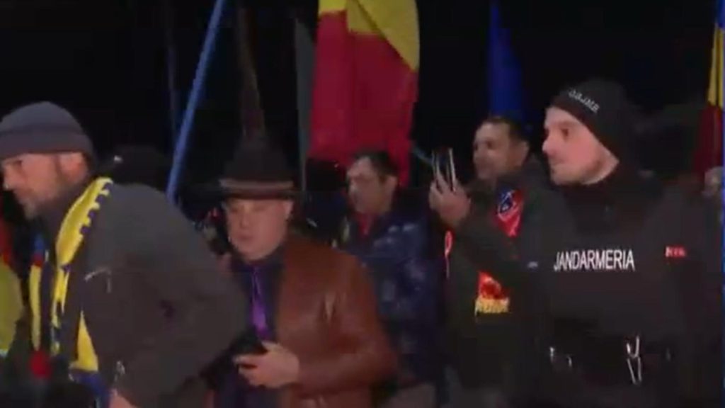 Zeci de romani revoltati in mars de la Palatul Victoria la usa presedintelui Iohannis Protestatarii au scandat Luptam si castigam