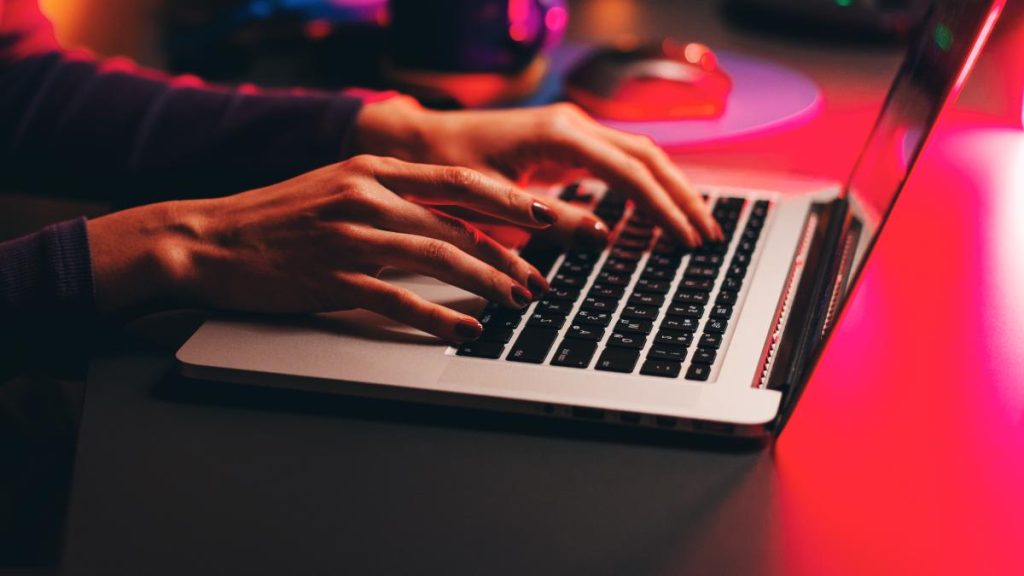 Atentie la mesaje Noua metoda de inselatorie online