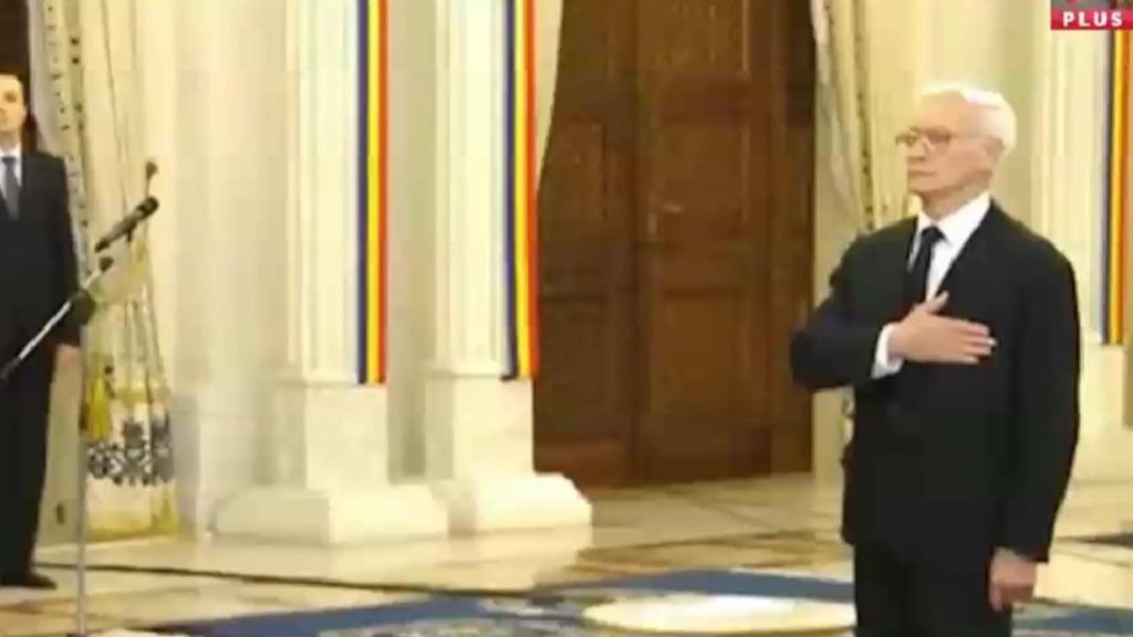 Dublu discurs cum Iohannis a decorat un legionar