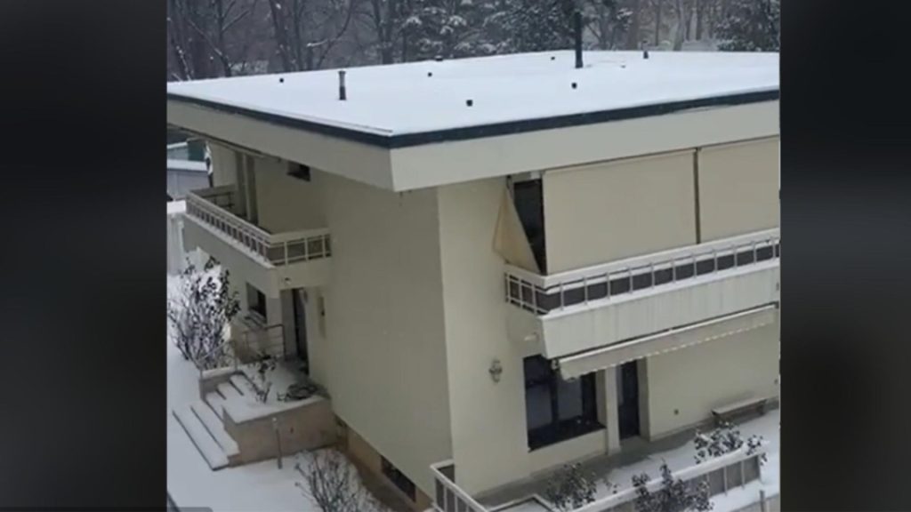 Imagini cu vila unde urma sa se mute Klaus Iohannis Marius Tuca Era o padure aici dar au chelit locul au pus 3 copacei