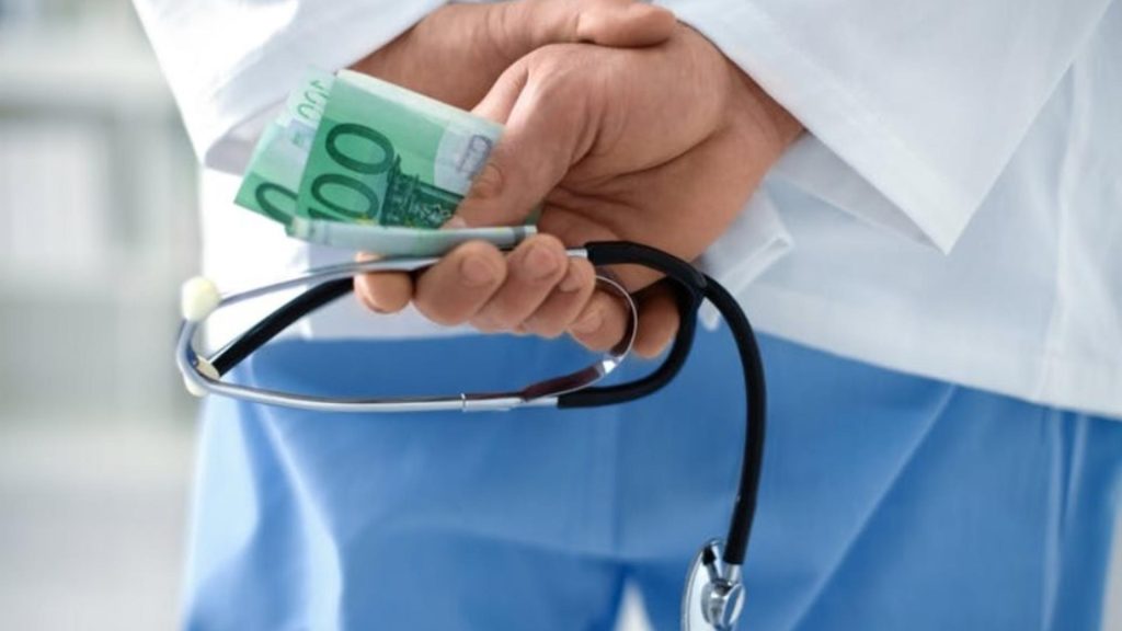 Managerul Spitalului din Cernavoda Marius Sponoche retinut de DNA pentru mita