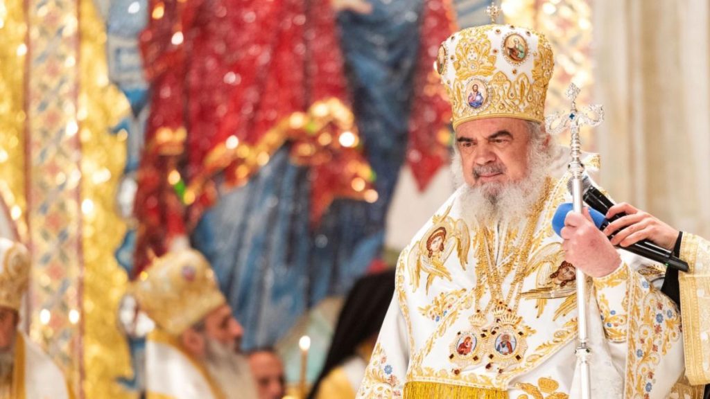 Patriarhul Daniel a oferit dojana sinodala scrisa preotilor implicati politic