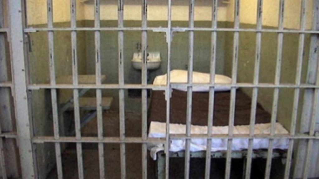Un barbat condamnat cere 500000 euro de la Penitenciarul Alba