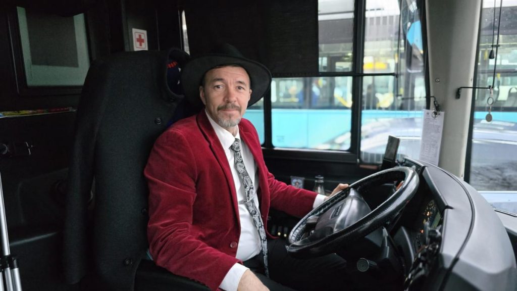 Cum a devenit cel mai faimos sofer de autobuz din Romania pe TikTok Clipurile cu vibe ul de dimineata de la ora 0400