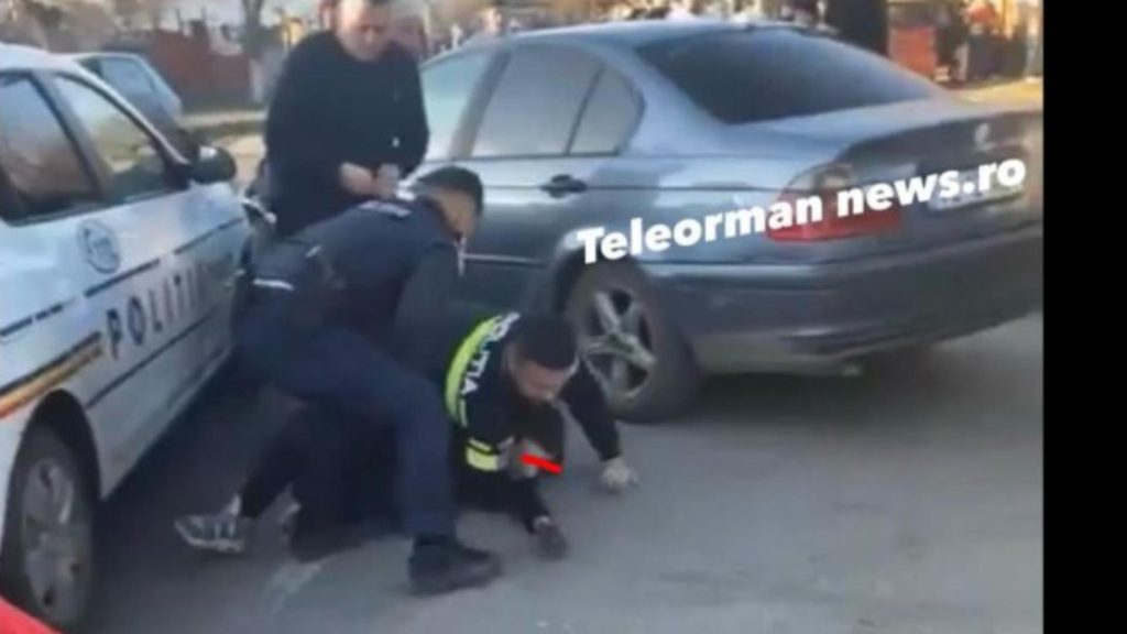 Incident socant in Alexandria Minor loveste masina politiei interventie mascati ingreunata