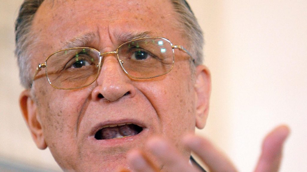 Ion Iliescu pierde certificatul de revolutinar