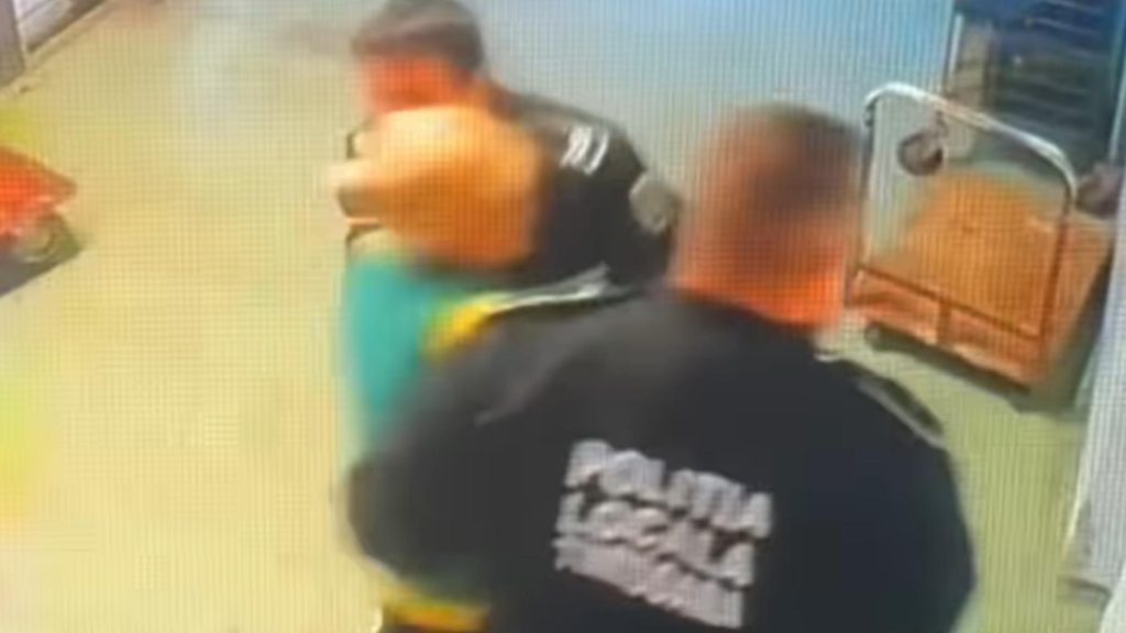 Politisti locali cercetati dupa ce au bruscat o femeie