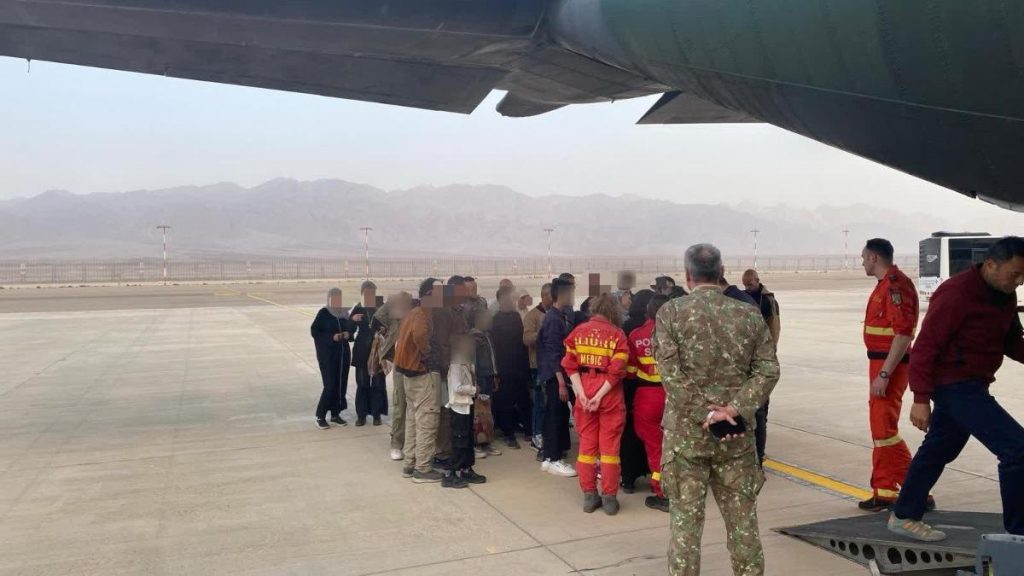 18 pacienti din Gaza adusi in Romania cu avion militar