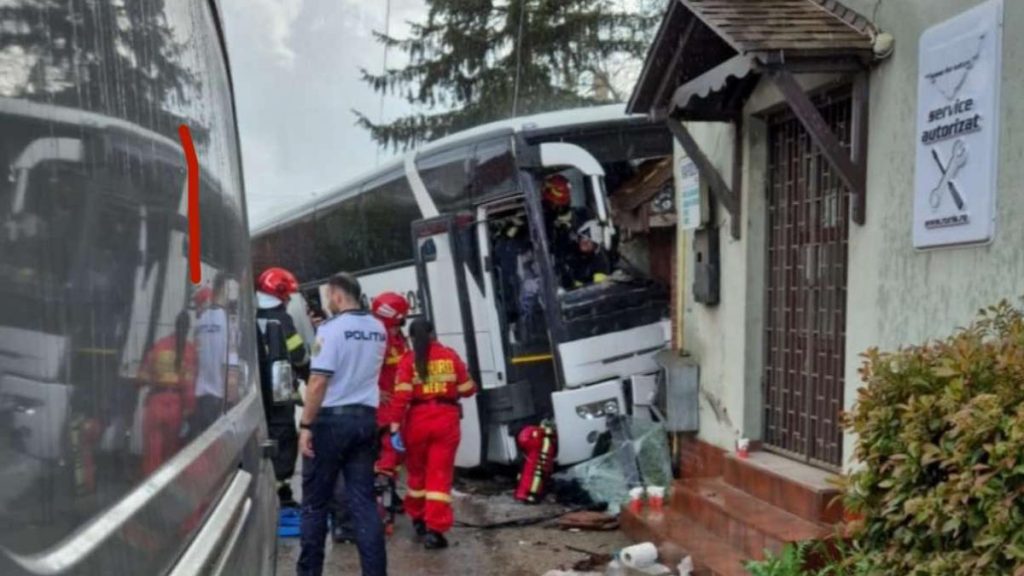 Accident grav in Bihor Autocar cu 24 de pasageri s a izbit de o casa