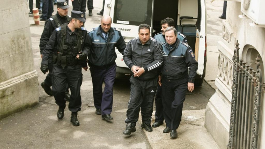 Bercea Mondialu si trei fii arestati pentru camatarie