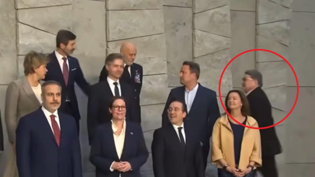 Emil Hurezeanu protagonistul unui moment amuzant la NATO