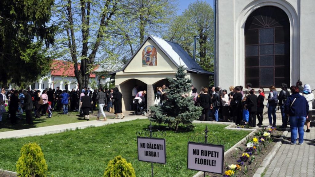 Izvorul Tamaduirii de la Manastirea Ghighiu Apa facatoare de minuni