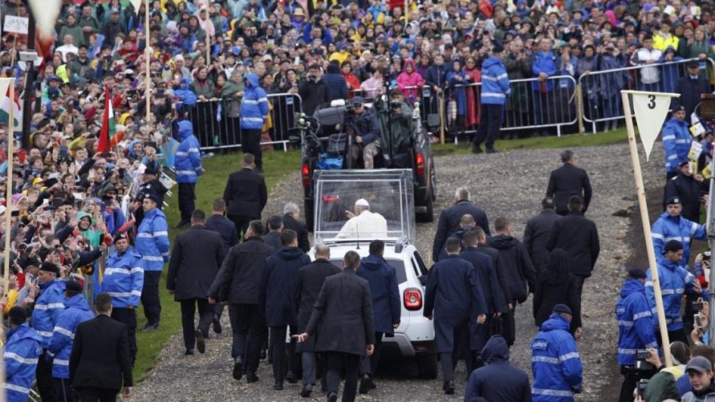 Marturii ale romanilor despre intalnirea cu Papa Francisc