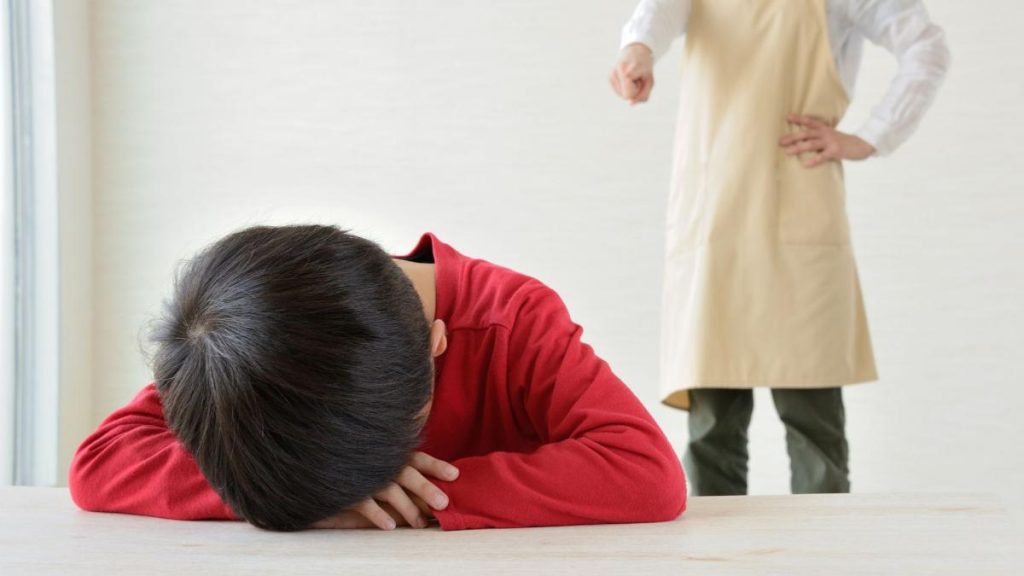 O educatoare din Bucuresti acuzata de lovirea a sase copii trimisa in judecata sub control judiciar