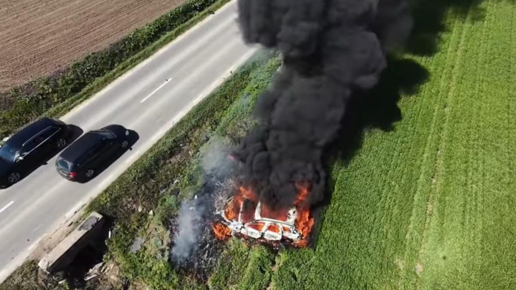 O masina electrica a luat foc dupa accident in Iasi Doua persoane ranite