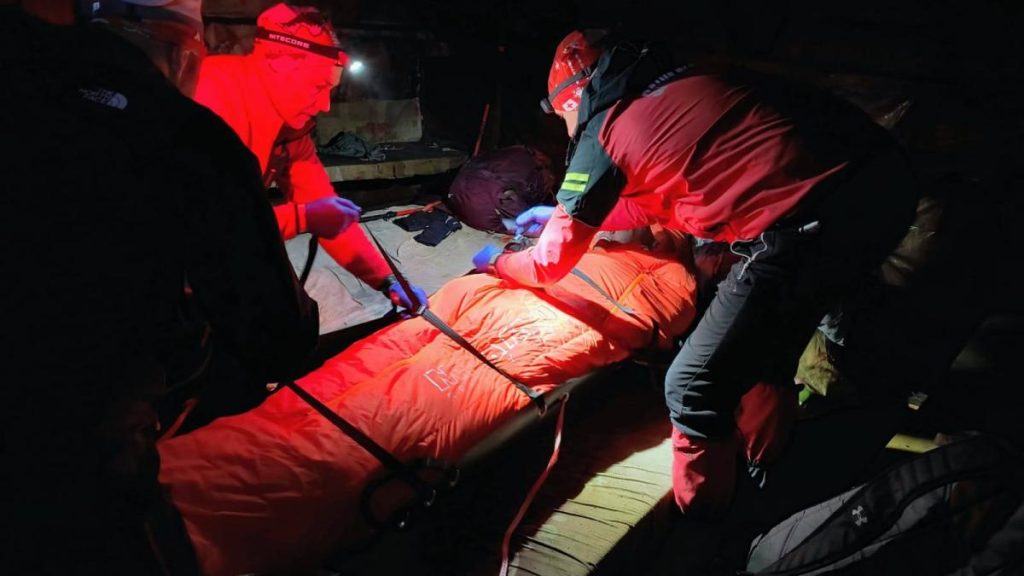 Operatiune dificila in munti Salvamontistii au salvat un ucrainean in stare grava