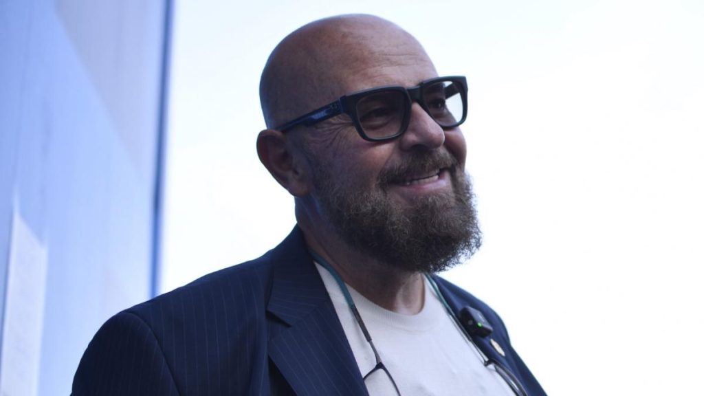 Piedone raspunde criticilor online de Paste Nu in noaptea asta nu verific uleiul candelei