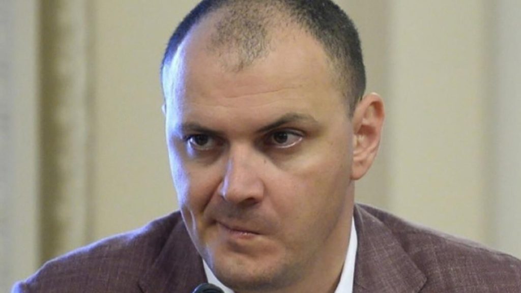 Randurile se strang in jurul fugarului Ghita Apropiatii sai judecati de Kovesi