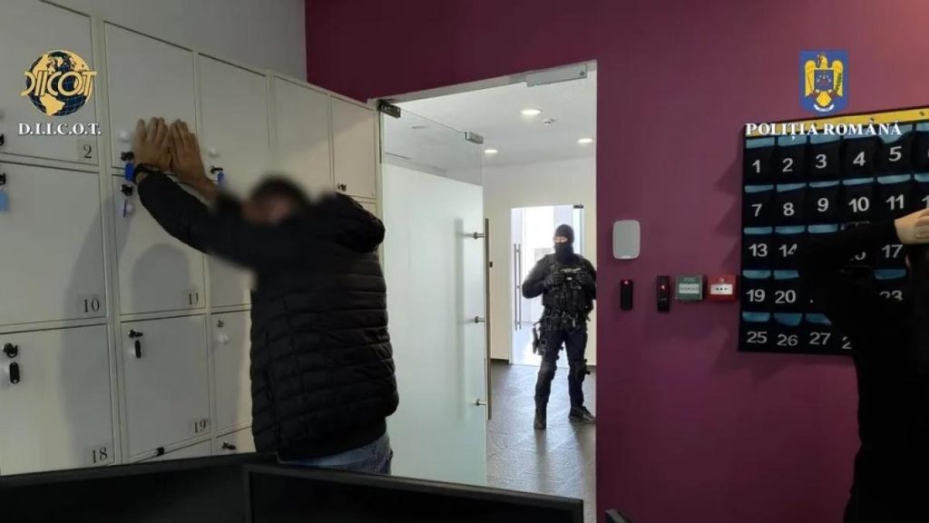 Retea mare de escroci destructurata Foloseau imaginea lui Ion Tiriac si Gigi Becali