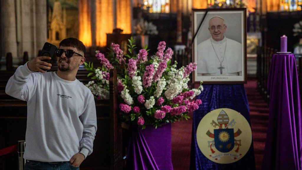 Vaticanul interzice selfie urile cu Papa Francisc in sicriu