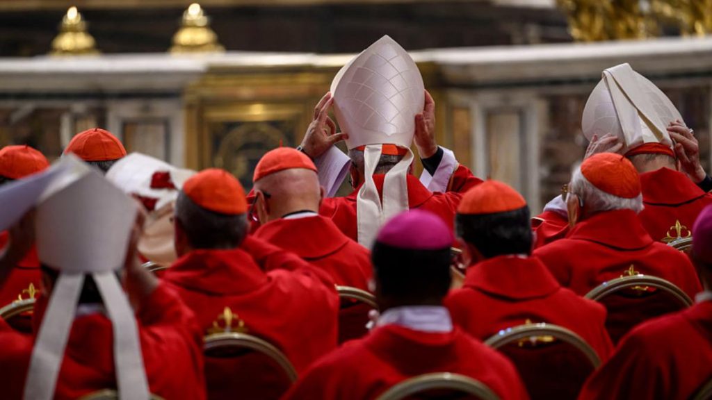 Cardinalii discuta inainte de Conclav Nu e graba dupa fumul alb