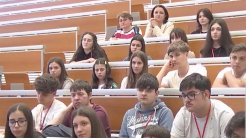 Elevii din Alexandria studenti pentru o zi de Ziua Media