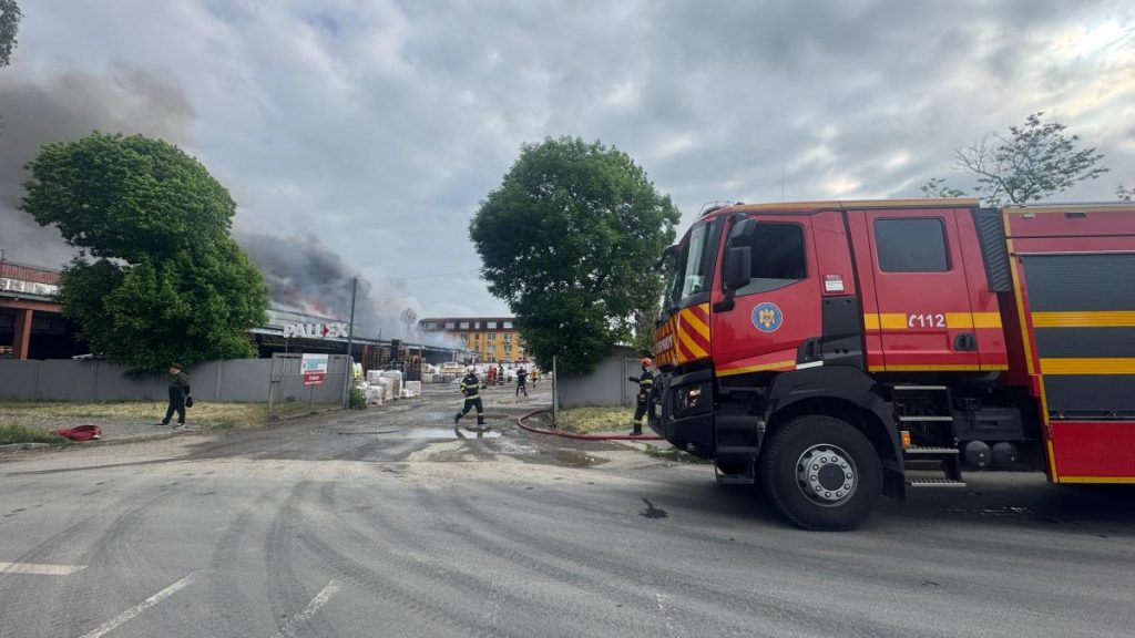 Incendiu la depozit in Bucuresti risc extindere