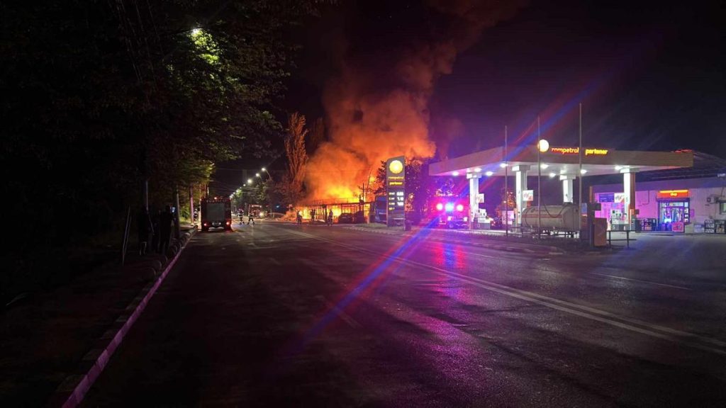 Incendiu mare langa o benzinarie in Bucuresti