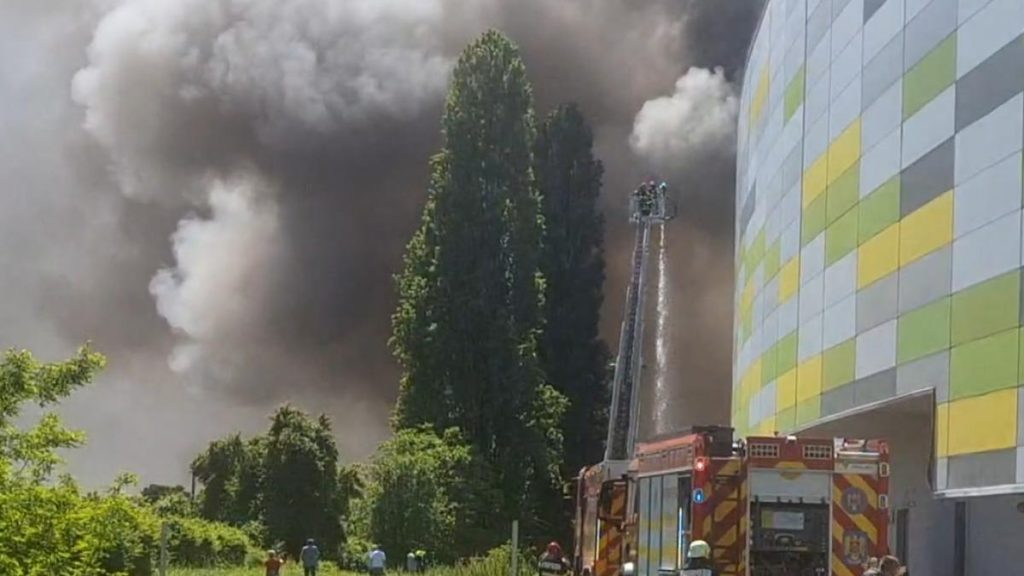 Incendiu puternic in Arad fatada unui mall in flacari