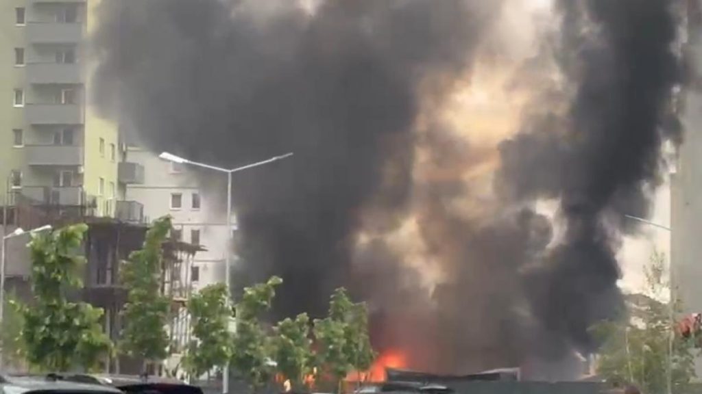 Incendiu puternic pe un santier din Brasov