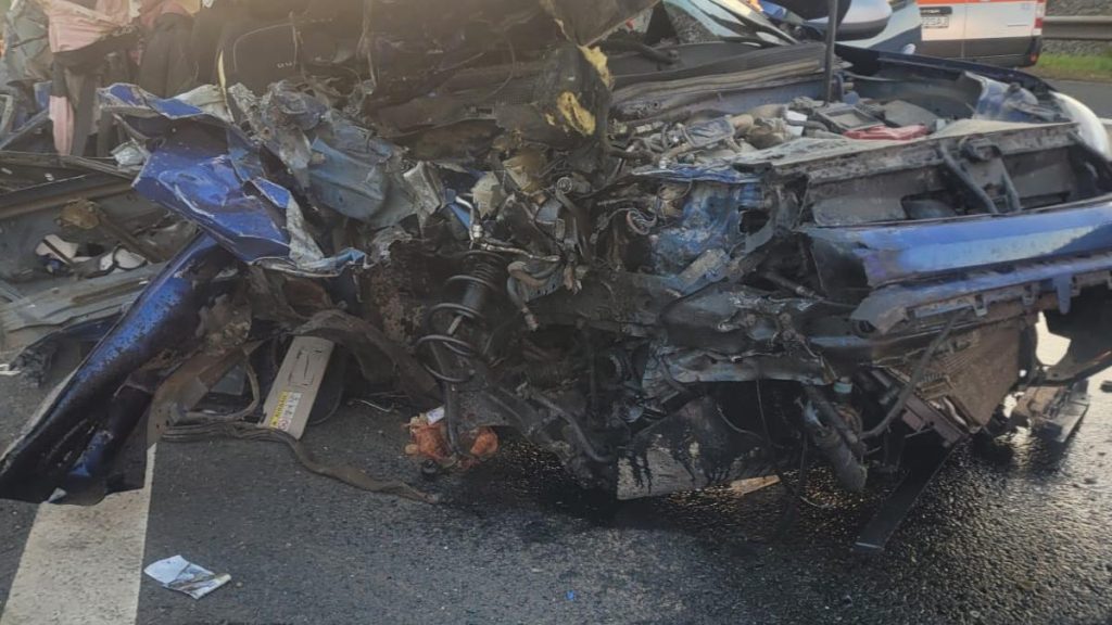 Masina distrusa pe A1 dupa coliziune cu TIR