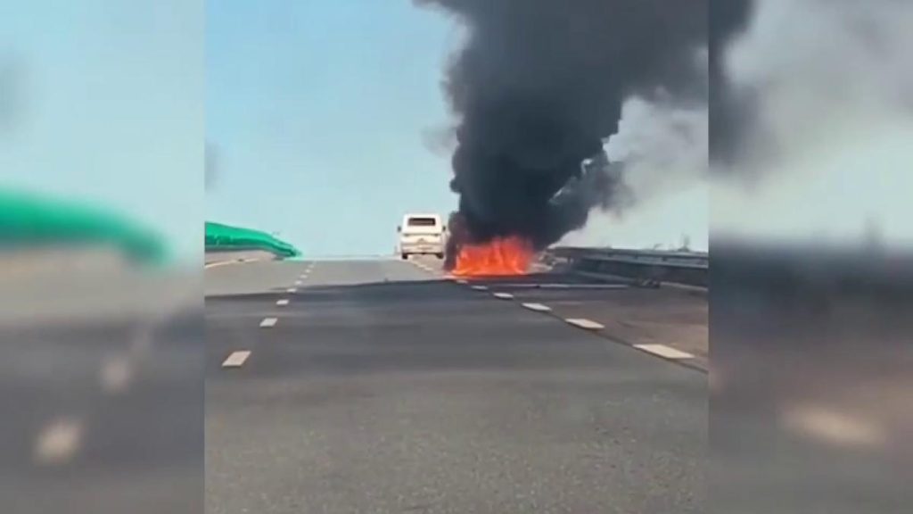O masina a ars pe Autostrada Soarelui