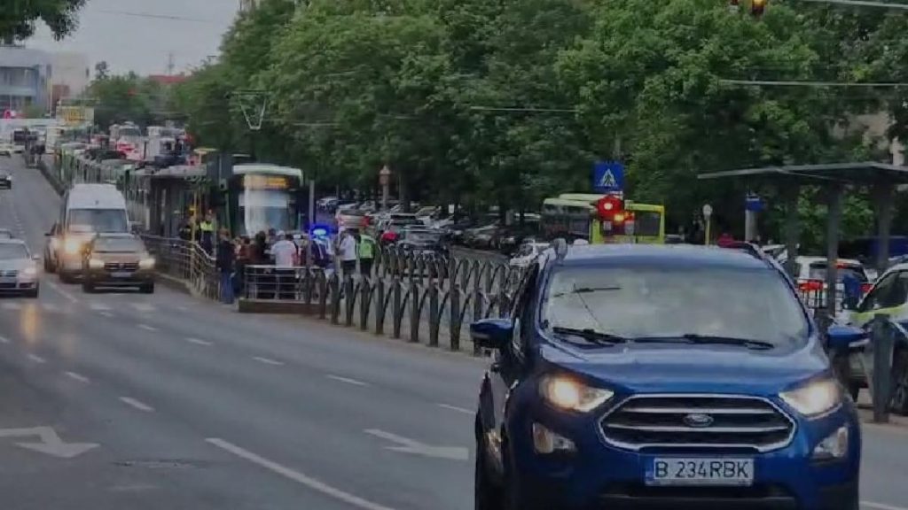 Pieton lovit de masina de politie pe Colentina