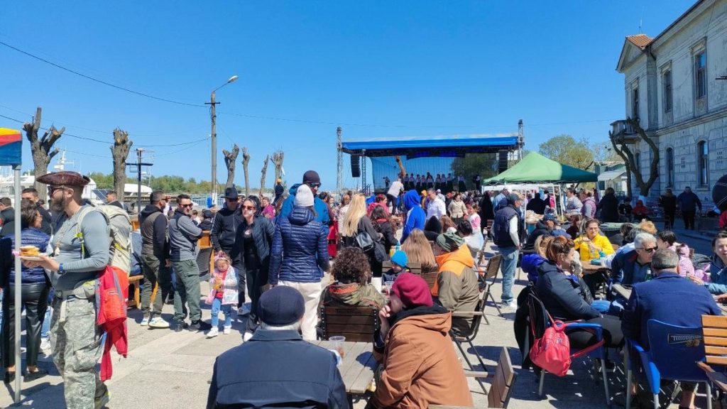 Sute de persoane la Festivalul scrumbiei albastre Sulina