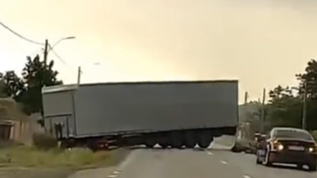 Accident pe Drumul Mortii Sufer mort dupa coliziune cu TIR
