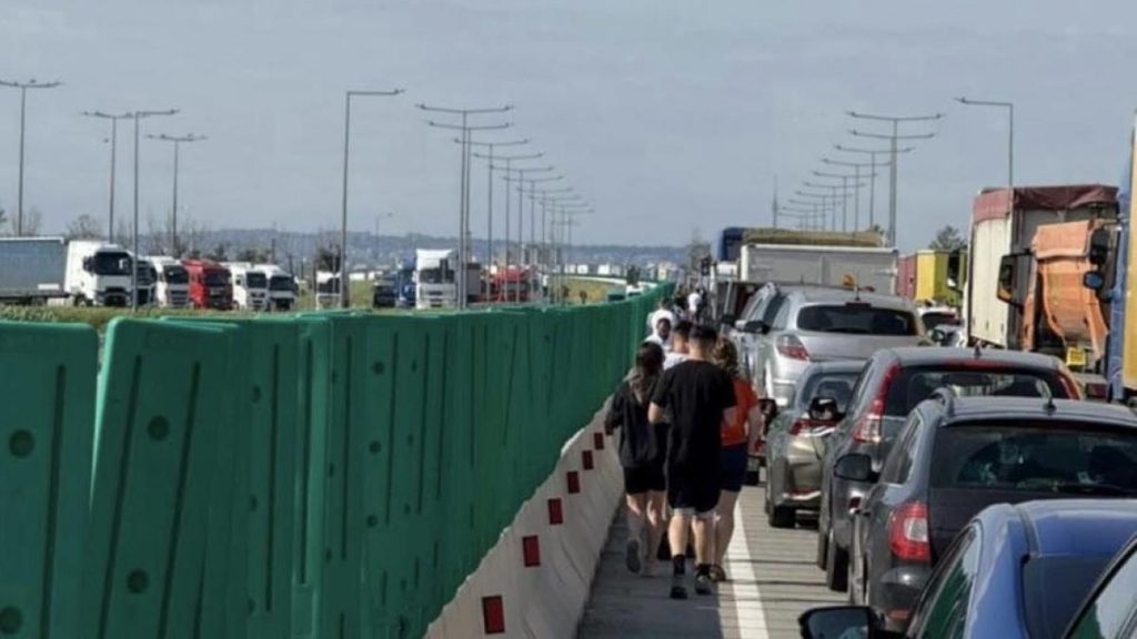 Aglomeraie pe Podul Prieteniei 4 ore de ateptare