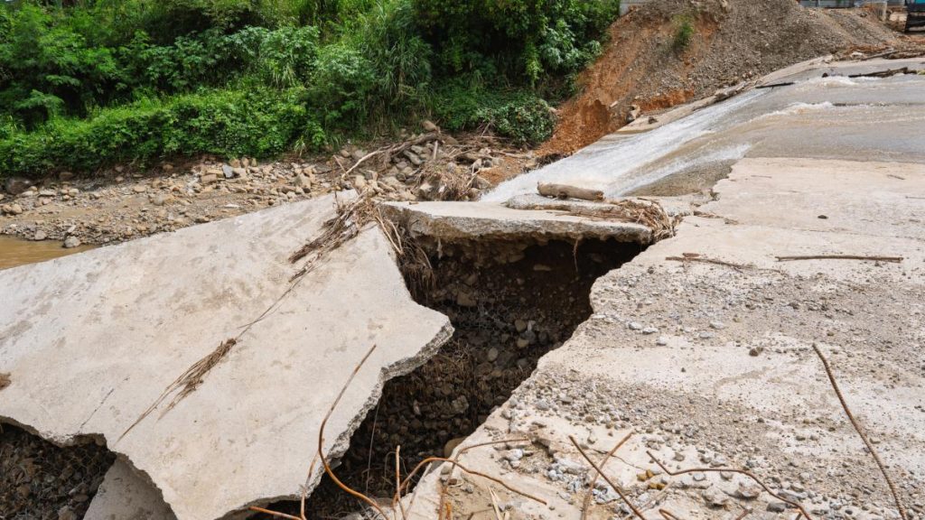 Alunecare de terern in Breaza ameninta casele din zona